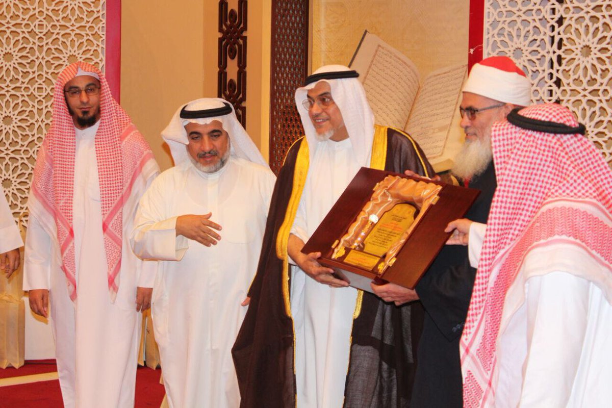 albushra_news's tweet photo. الشيخ محمد المنشد عالم القراءات الصغرى والكبرى شارك في حفل ورتل للنجاة الخيرية بالكويت في تكريم حفظة القرآن الكريم https://t.co/V81swYbmrH