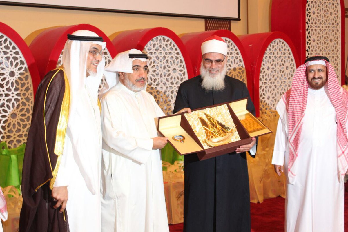 albushra_news's tweet photo. الشيخ محمد المنشد عالم القراءات الصغرى والكبرى شارك في حفل ورتل للنجاة الخيرية بالكويت في تكريم حفظة القرآن الكريم https://t.co/V81swYbmrH