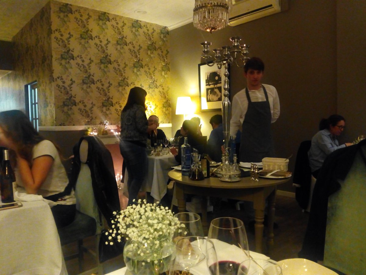 AdegadaPinguela's tweet photo. Maridaxe cos viños da #Pinguela no restaurante #elromero en #Compostela https://t.co/lknkE8eTbp
