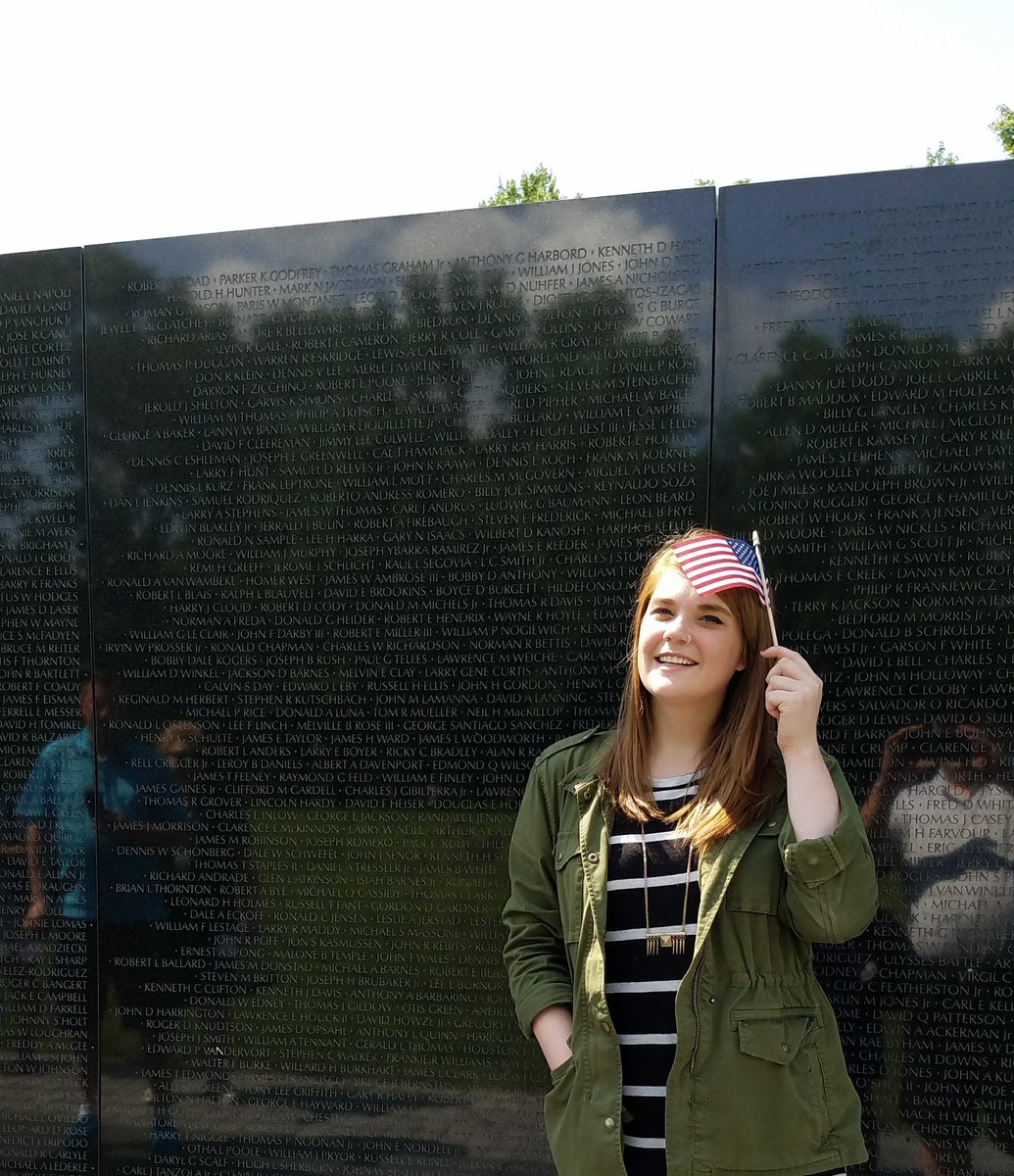 VVMF's tweet photo. Leigh Campbell took her first photo at The Wall when she was 3 years old. She recreated it today. Her grandpa was recently accounted for 🇺🇸 https://t.co/AulDfZnlM0
