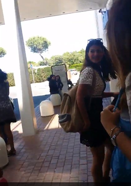genevievessmile's tweet photo. Gen waving to fans as she heads in to meet up with her handsome hubby Jared. https://t.co/cVajvWojDI