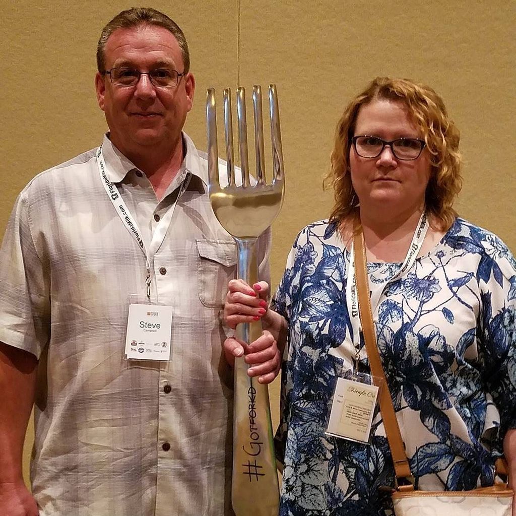 AKitchenHoor's tweet photo. The hubs and i doing our version of #AmericanGothic #gotforked #fwcon https://t.co/YpyEk7Zxw6 https://t.co/wM4VFtzygx