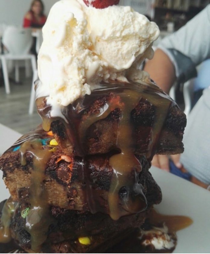 Tugourmetpty's tweet photo. Torre de brownies con oreos,  galleta de chocolate chips y m&amp;ms en @ambrosiapty 😱😱😋! #Tugourmetpty https://t.co/rCdD9rbj9w