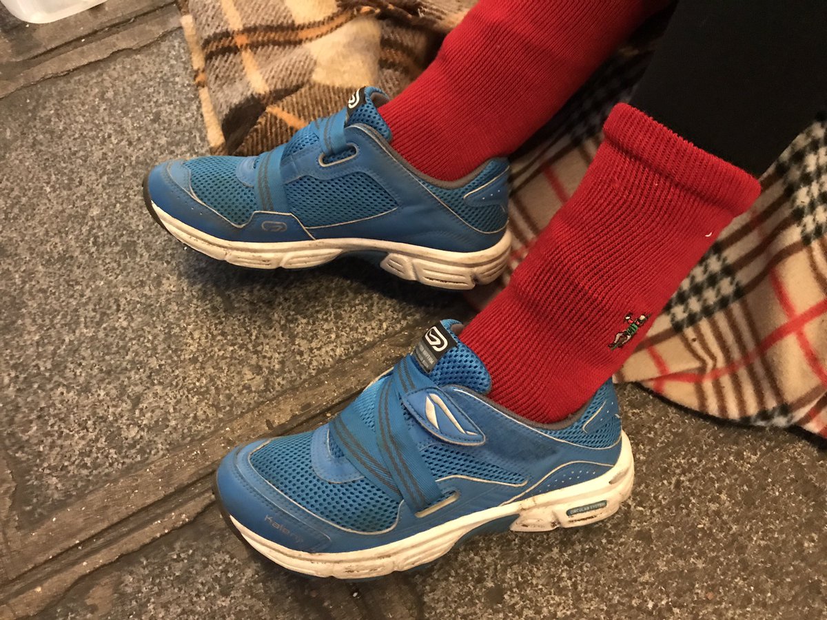 Ce soir "basket attack" ! Notre "victime" s'appelle Lucia... Elle était assise sous la pluie, pieds nu #sneakersofhope #makeadifference