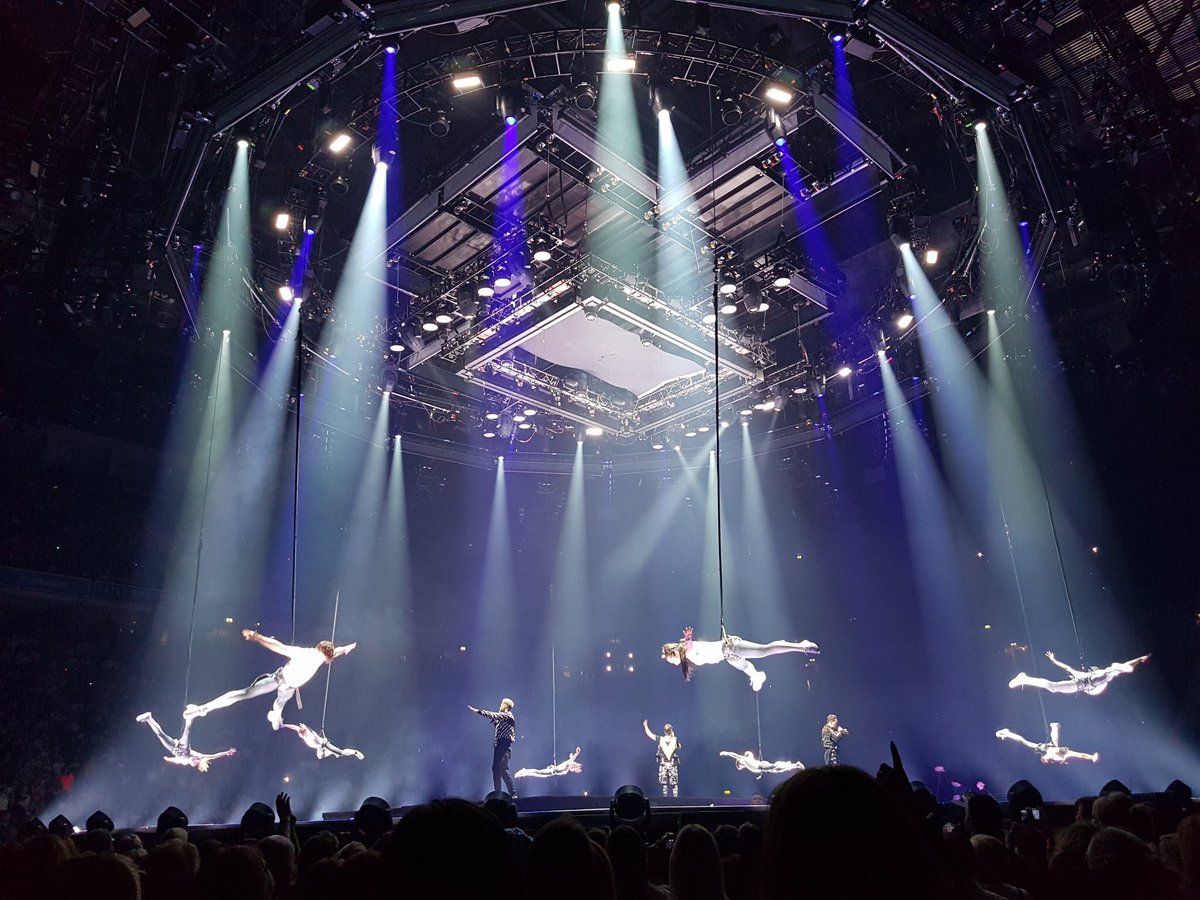 GaryBarlow's tweet photo. Friday night at the Manchester arena .... wow ! Thank you Thatters #WonderlandLive https://t.co/7hYV9mHQ4P