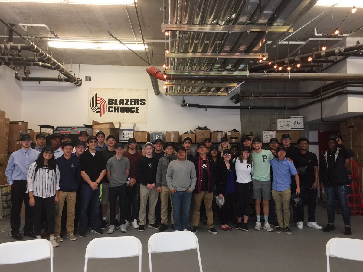 sportsbized's tweet photo. Enjoyed yesterday w/ @Century_Updates students. Great kids &amp; great teacher @KyleB009. Thx @littlebigburger @portlandgear &amp; Timbers/Thorns! https://t.co/juOk4bLyS7