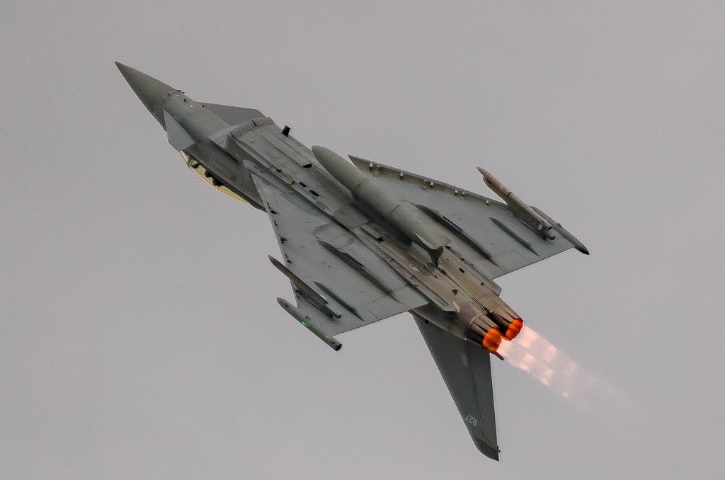 anthonylillis's tweet photo. Showing the landowners some 🥕 🥕🥕@RAF_Shawbury @TyphoonDisplay @RAFTyphoonTeam @Eurofighter_1 @BAESystemsAir @RAFCGY https://t.co/azj9MXX729