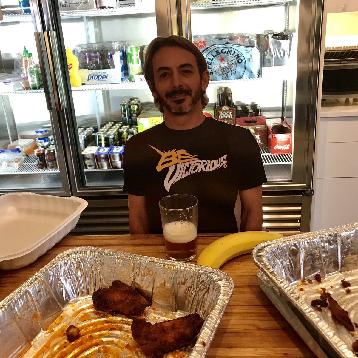 flatjasonhand's tweet photo. Wings!! Startup life! #flatjasonhand #TGIF #bananaforscale https://t.co/RFGzBq9hze