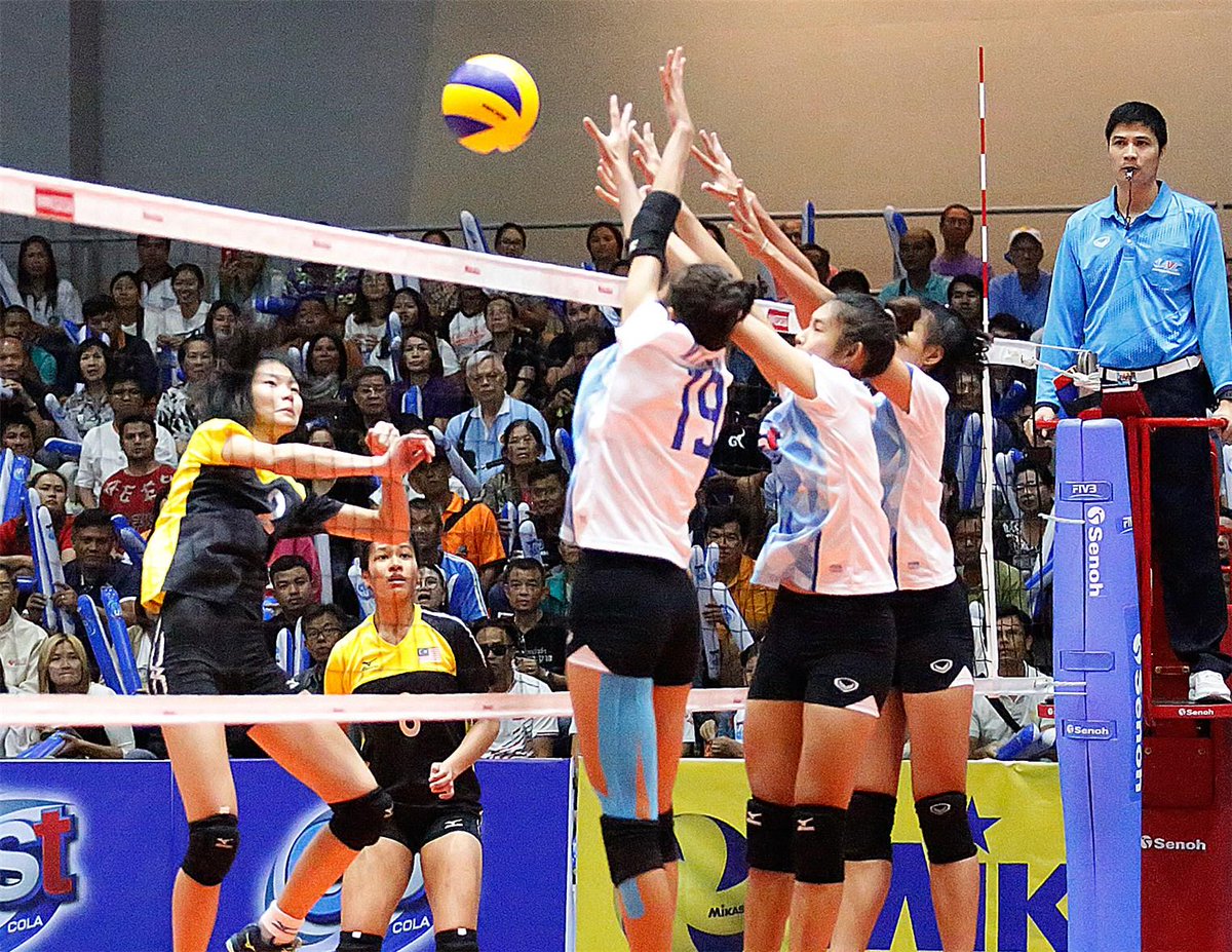 Four teams remain at #AVCWomensU23 with two spots at #FIVBWomensU23 at stake: bit.ly/2pUF1EA #AVC