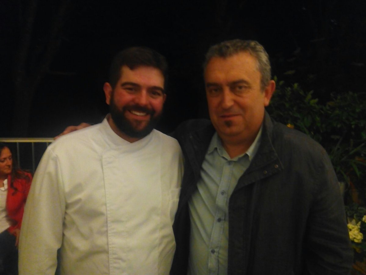 AdegadaPinguela's tweet photo. Cociña e #viño. #Maridaxe é isto! Grande Jesús Romero do restaurante El Romero de #SantiagodeCompostela https://t.co/qJumnwzHQX