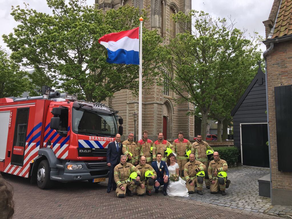 Vandaag is een collega getrouwd. Dus een foto met de rode wagen mocht niet ontbreken.