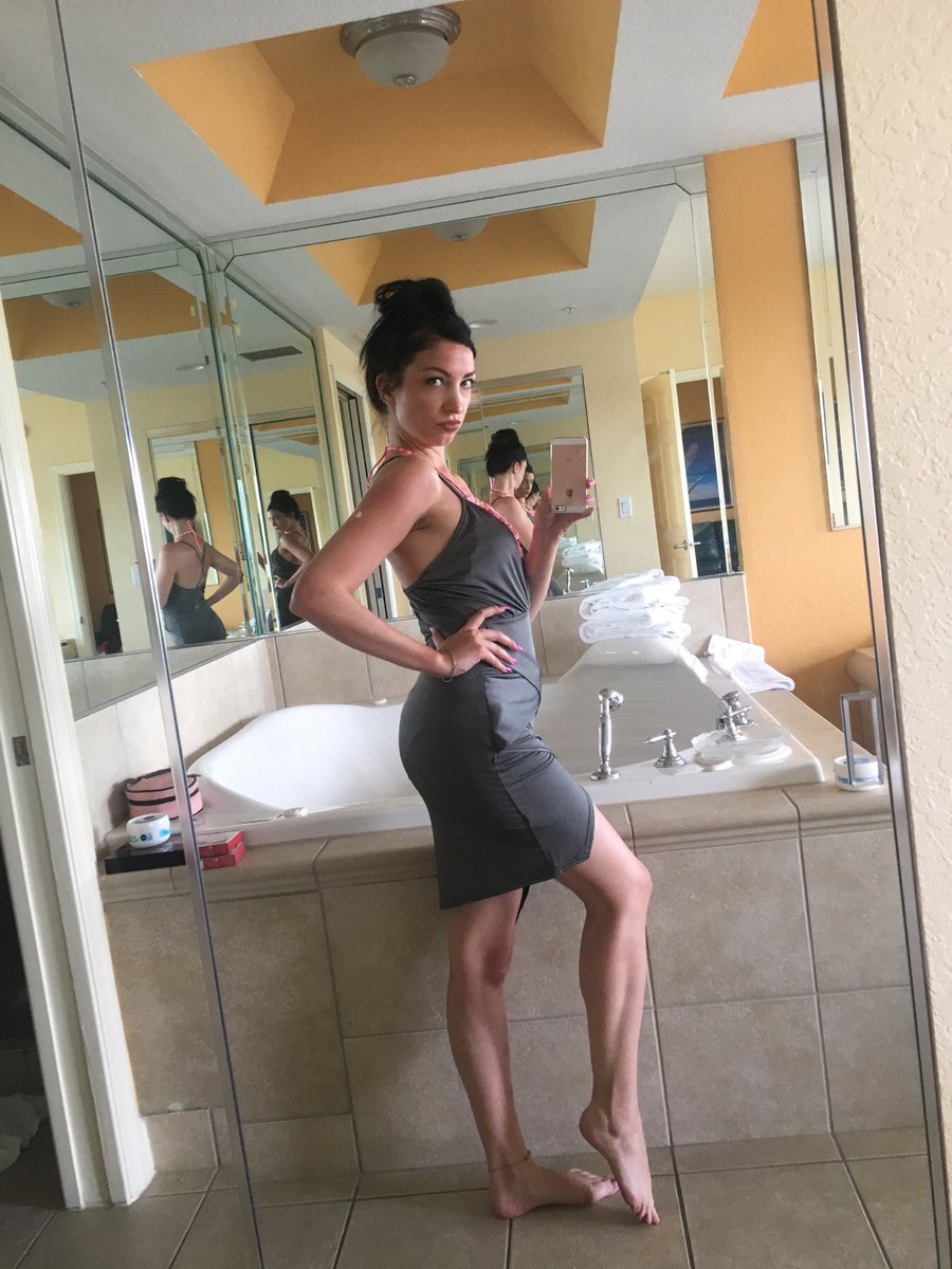 QueenDarlia's tweet photo. I know you fucktards have missed Me.👸🏻
I'm off to the beach, while you beg your boss for all the overtime you can get.
#findom #goddesslife https://t.co/eqRRaDv7sV