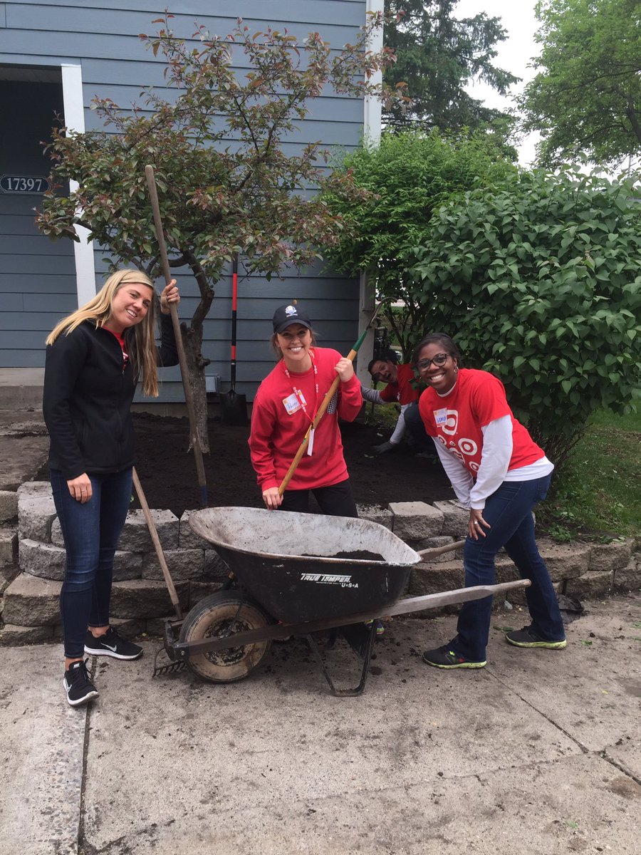 pminzz's tweet photo. Great morning giving back at Kimberley Meadows with the D131/G191 teams! #wearetarget #R100GivesBack #weekofservice2017 https://t.co/GWfmmZUjoy