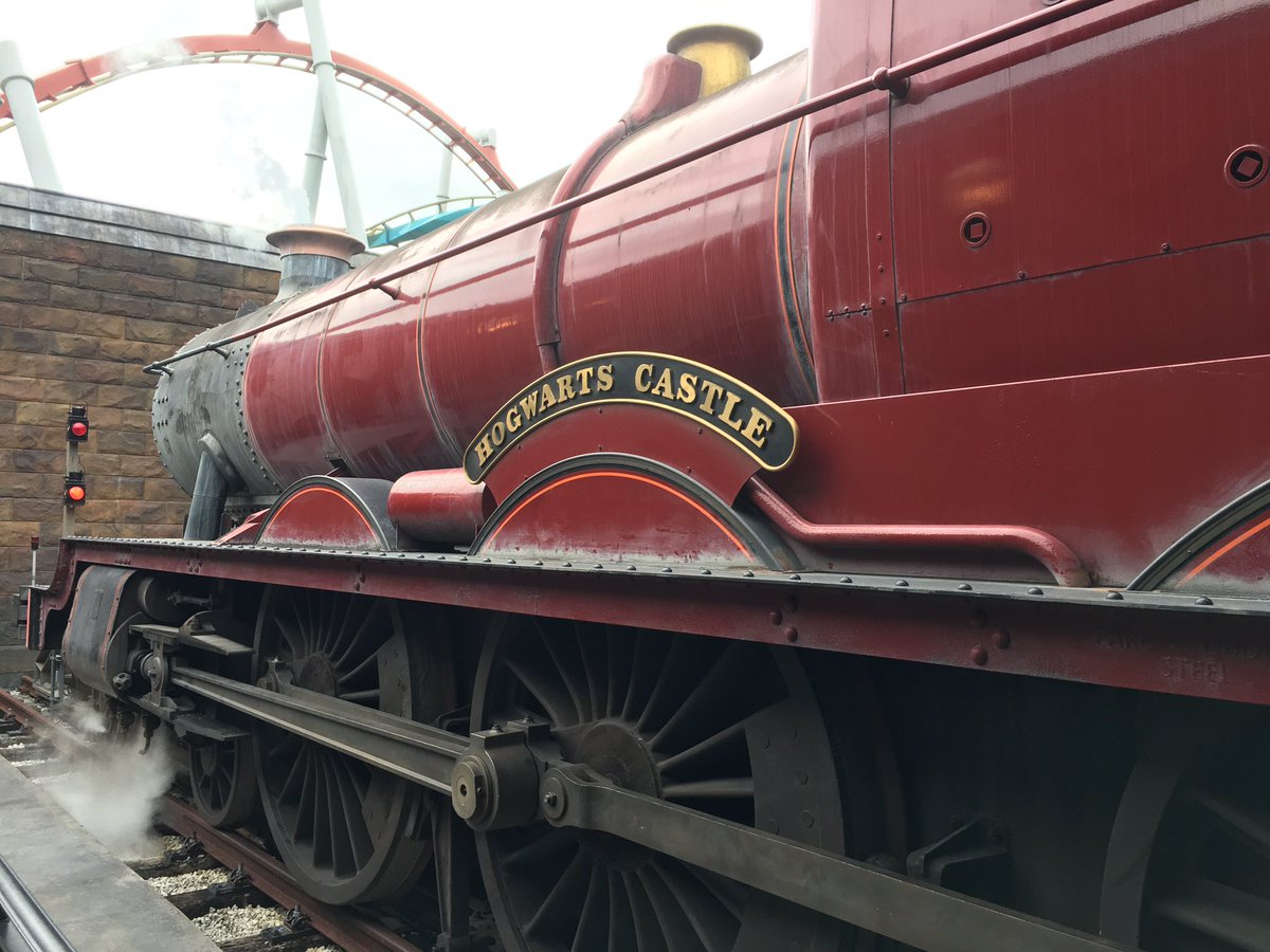 SouthwoodMiddle's tweet photo. All aboard the Hogwart's Express. 8th grade checking in at @UniversalORL #gradbash2017 https://t.co/hQsx3NFRrn