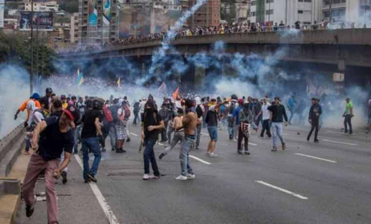 CaraotaDigital's tweet image. Alarma por 33 muertes por armas de fuego en 50 días de protesta bit.ly/2rmPHf2