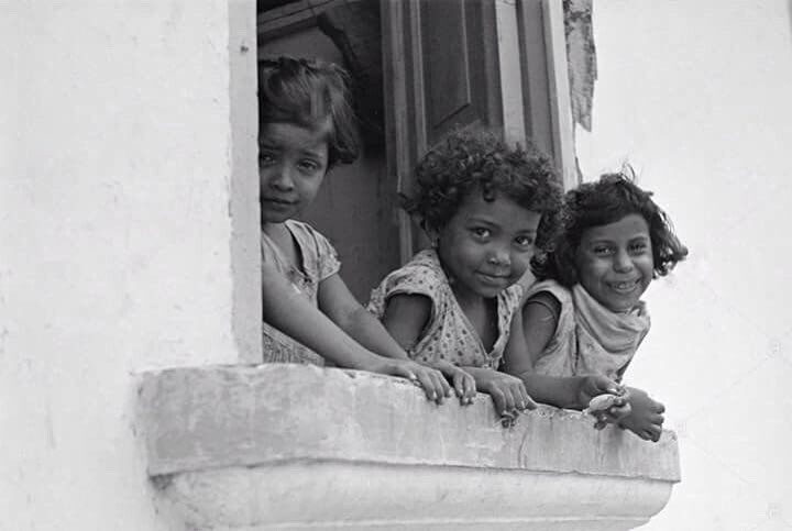 GFdeVenezuela's tweet photo. "El lazo más fuerte que tenemos con la vida se expresa en la sonrisa de un niño" | Janusz Korczak 📷 La Guaira, 1930. Col. Hanns Tschira https://t.co/49u9RO77Ia