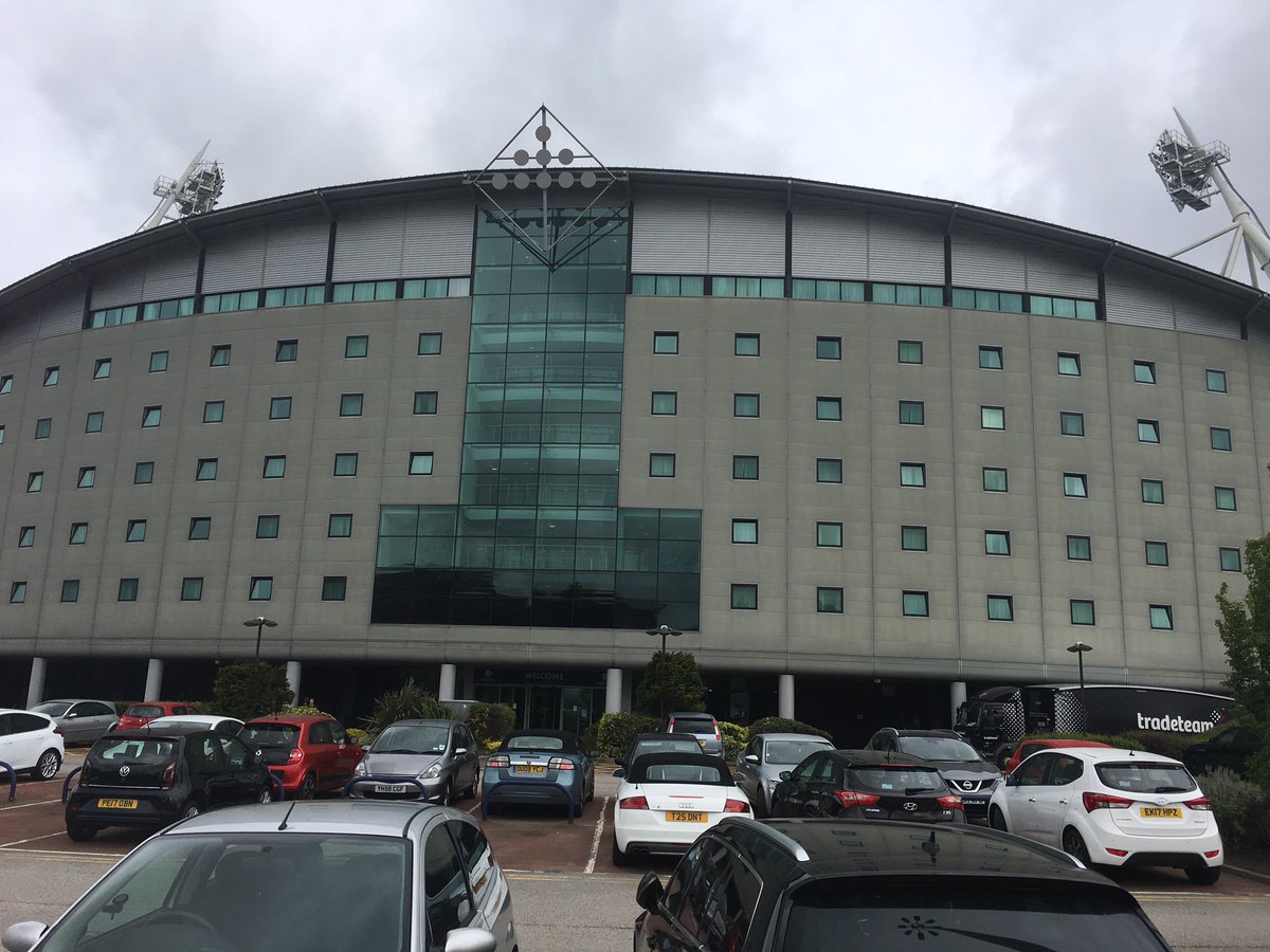 PLRewards's tweet image. What a great end to an incredible week! #uniquenetworking with #ladiesinbusiness #macronstadium