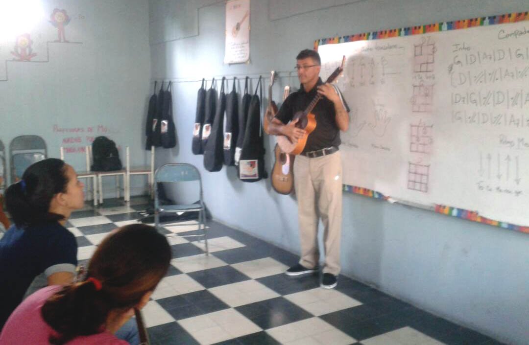 ModLucreGarcia's tweet photo. @elsistema @ElSistemaLara @PSBIribarren #CamburPintonsuenaenmiEscuela Talleres de Cuatro con el Personal Docente de la Escuela https://t.co/xf1pdapK9s
