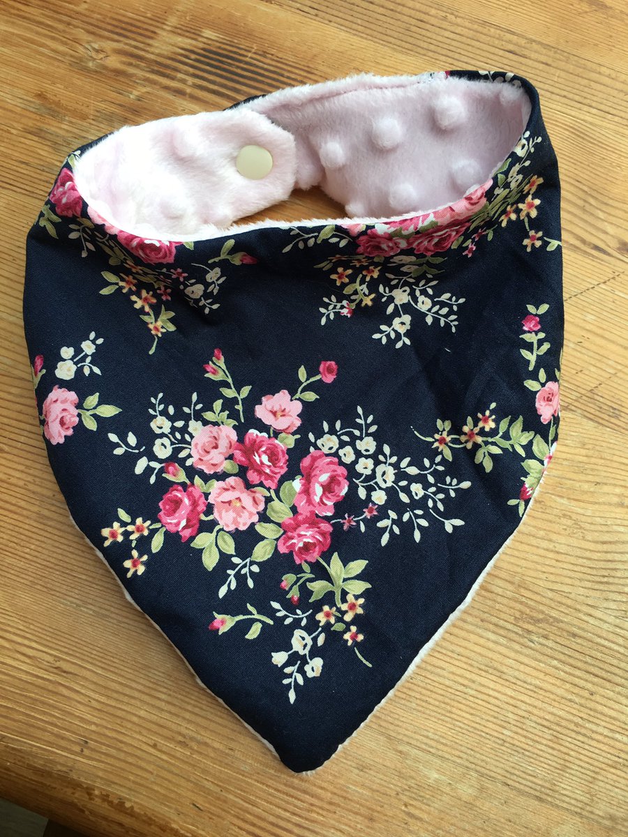 MarrinerJane's tweet photo. Handmade reversible baby bibs, bandana style. Matching leggings available too! £5 for one or 3 for £12 #babybib #handmade #bandanabib https://t.co/FEqMLcBgUv