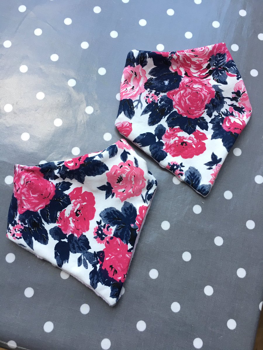 MarrinerJane's tweet photo. Handmade reversible baby bibs, bandana style. Matching leggings available too! £5 for one or 3 for £12 #babybib #handmade #bandanabib https://t.co/FEqMLcBgUv