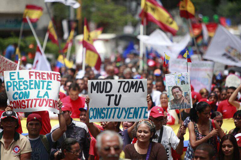LuisLopezPSUV's tweet photo. Ésta seguirá siendo la Constitución de Chávez junto a @NicolasMaduro Vamos todos a participar en la Constituyente! https://t.co/Q1zufl7fhP