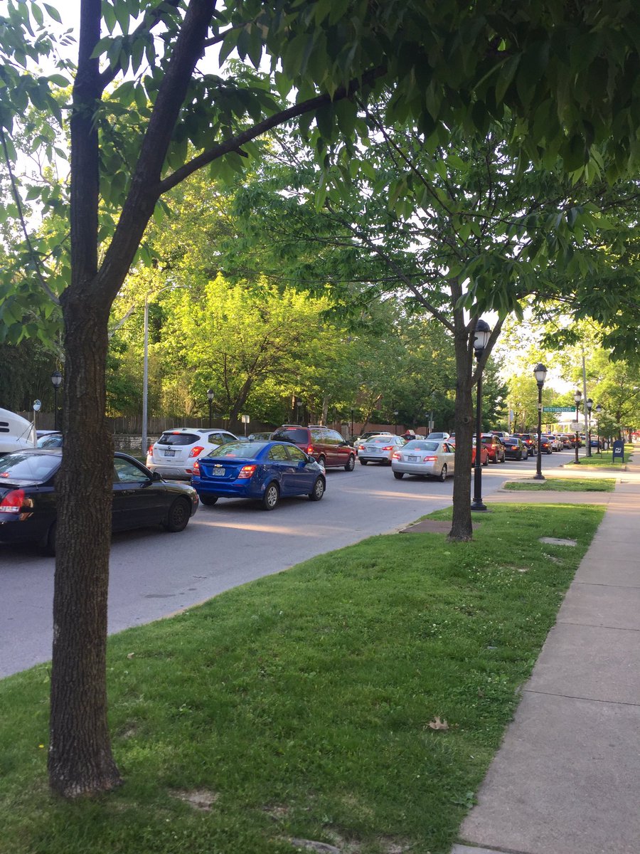VanishingSTL's tweet photo. Traffic backed up several blocks both on #Skinker!, just one of many reasons I walk & take @STLMetro every day! #keepsmesane https://t.co/LyJhYYZae7