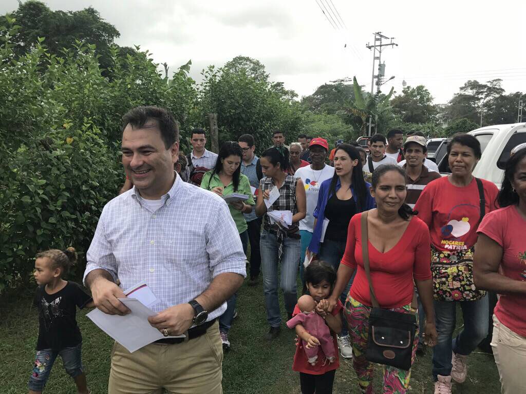 LuisLopezPSUV's tweet photo. Despliegue de la Vicepresidencia Social en el sector Agua de Dios con Hogares de la Patria. @NicolasMaduro https://t.co/35voxlwQcM