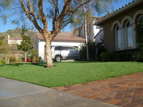 SYNLawnSanDiego's tweet photo. Your neighbors won't know your yard isn't real! #flashbackfriday #frontyardfriday https://t.co/xrEzG35kNP https://t.co/QEMP4VV0ZL