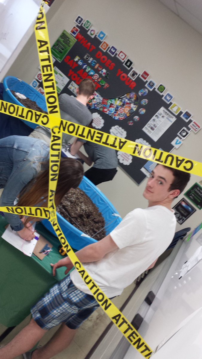 jhbLRSD's tweet photo. Room 212 Law students @jhbLRSD searching for evidence at a crime scene. #collaboration #lovemath #loveproblemsolving #lovemath #lovescience https://t.co/djozPdzzDN