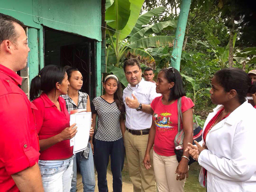 LuisLopezPSUV's tweet photo. @NicolasMaduro  Entrega Tarjetas Hogares de la Patria a familias en el sector Agua de Dios. https://t.co/9Eide6cafg