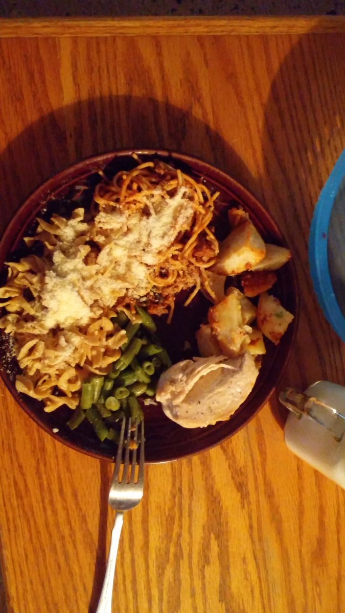 TrethElcair's tweet photo. #Leftovers #FatKid #FatBuddy @saeteinn Fend for yourself/Leftovers night done right https://t.co/s2eZewBfRB