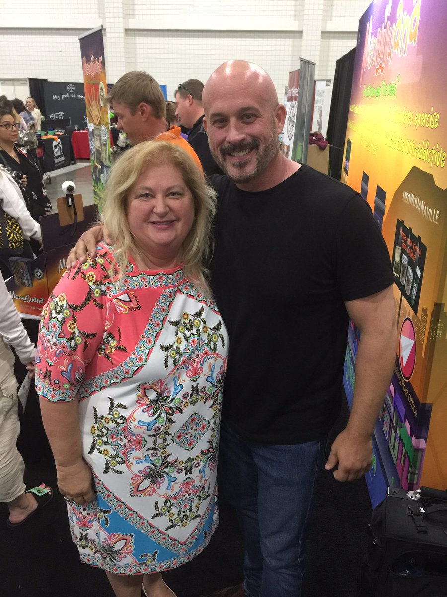 FreeRaisedPets's tweet image. #BlogPaws 2017 Conference - Never know who you&apos;ll meet; maybe if your lucky, Celebrity Pet Expert  #HarrisonForbes