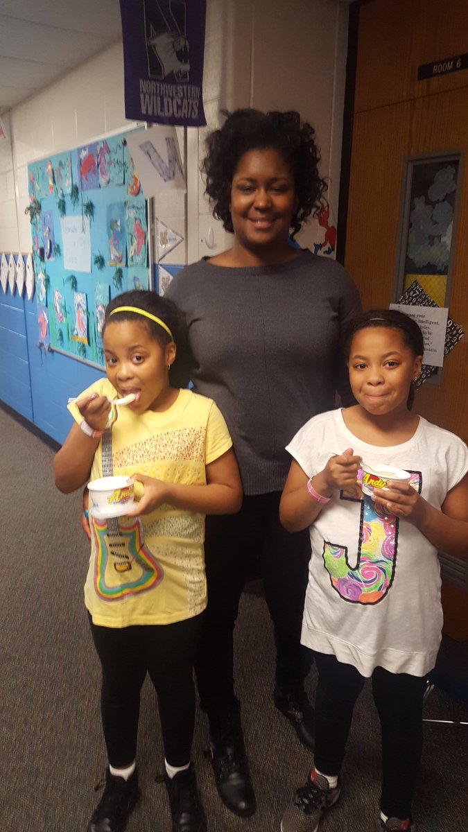 NEUPROUD's tweet photo. Two generations of Tibbott Tigers enjoying Andy's custard! Thanks @AndysCustard @VVSD365U #JRT2017 https://t.co/gbQ0QrqEGe