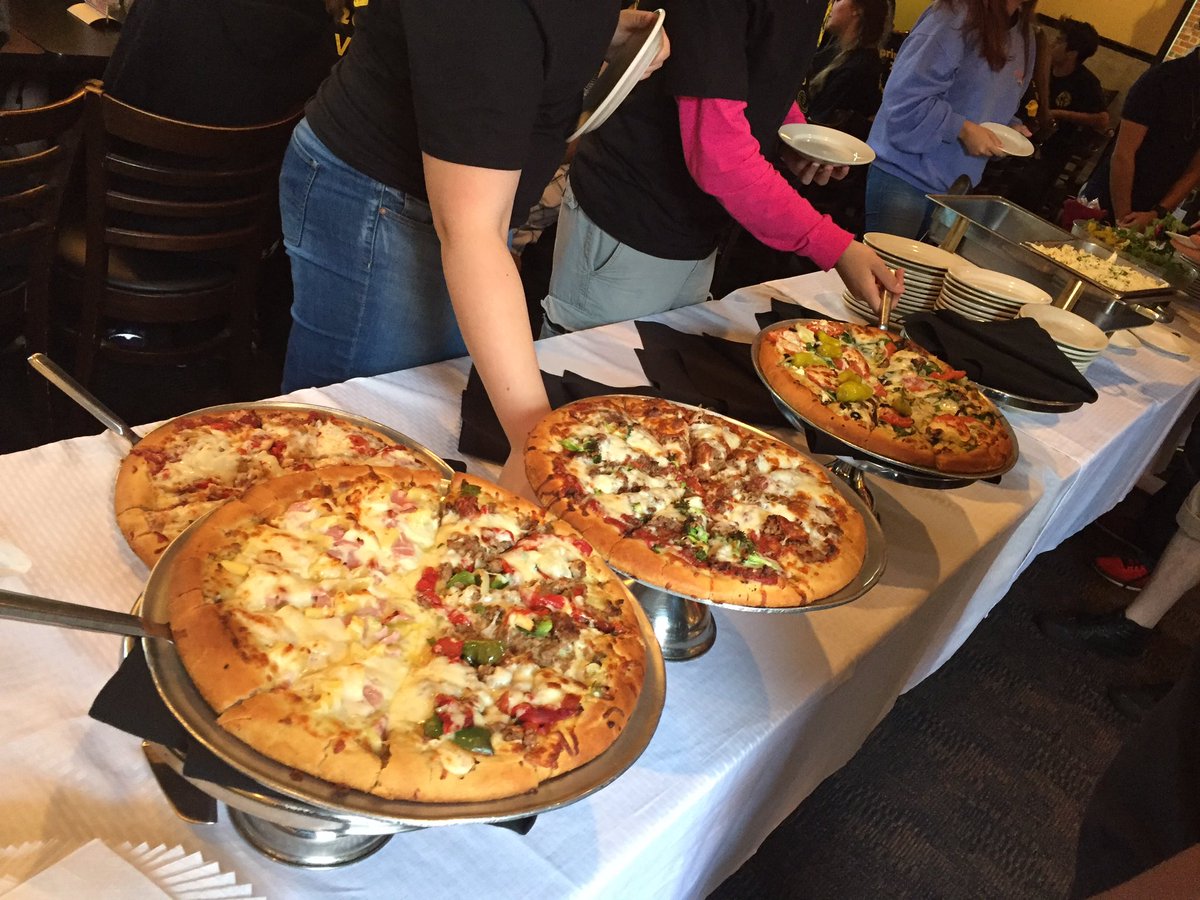 FrankCGarcia2's tweet photo. VPAA IM SunDevils celebrating National Pizza Party Day at Bottoms up Pizz RVA. #greatspringtrip. @VPAASalem @MatthewDelaney9 #yummy. 🍕 https://t.co/meXi04hM0Q