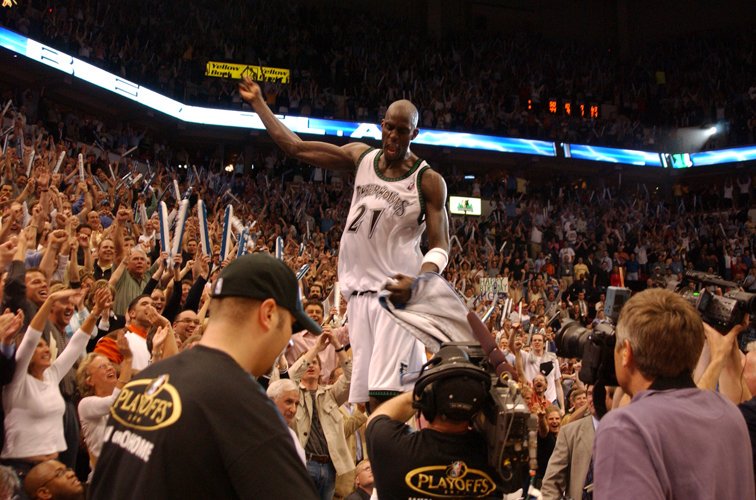 Happy birthday to the greatest trash talker ever and best player in Timberwolves history Kevin Garnett 