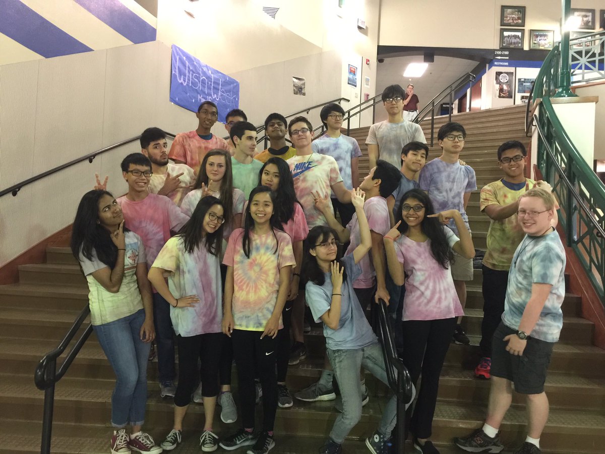 GaleHuntg's tweet photo. 2nd period eating and Tie Dying #todayathhs https://t.co/o3sy3NsMvR