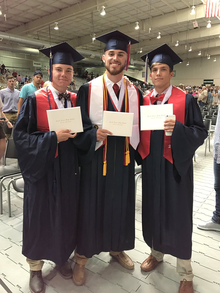 Dalton_Morgan24's tweet photo. Gonna miss these guys. Thanks for all the memories South Jones #classof2017 https://t.co/rQnZrMup5k