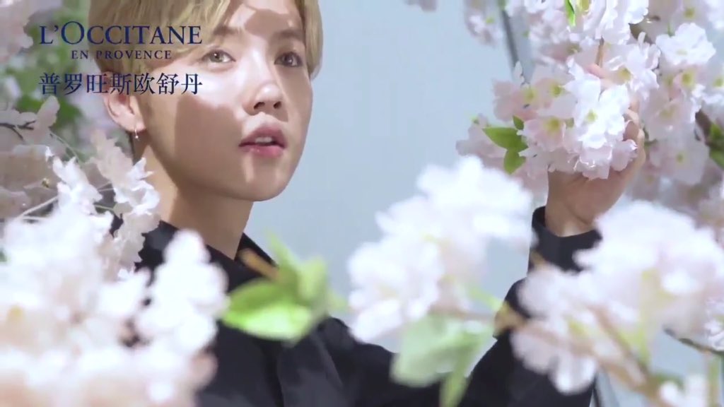 luhanpics's tweet photo. Flower boy 🌸 🌸 https://t.co/WfieRy4NPE