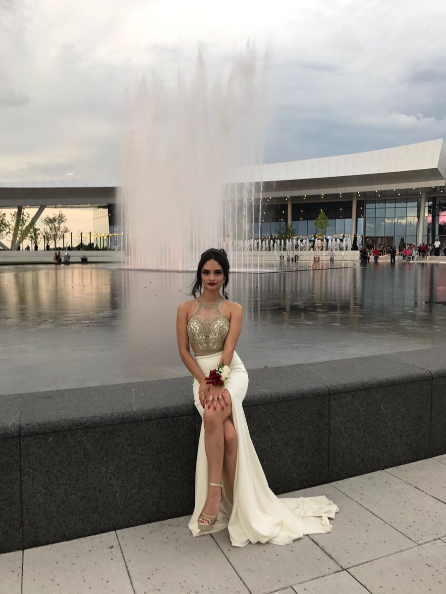 Yulieht_0715's tweet photo. We ain't come to play 😏 #OxonProm2k17 https://t.co/iTeEppTQXP