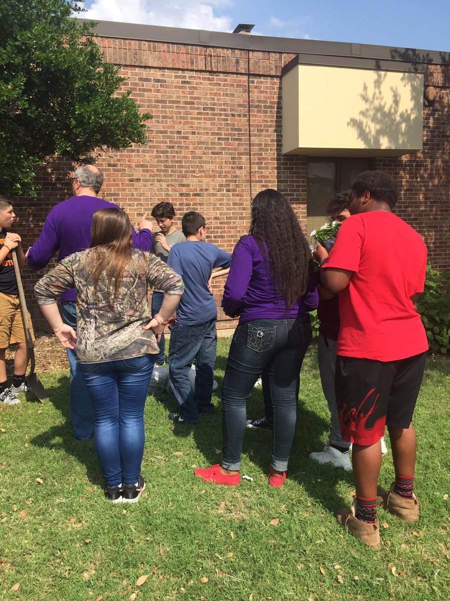 Coyle_Cougars's tweet photo. Thanks for all the NJHS students  #cmsbelieve #CMSNJHS #serviceprojects #theflowerslookgreat 🌺 https://t.co/ZDQ2ciOflw