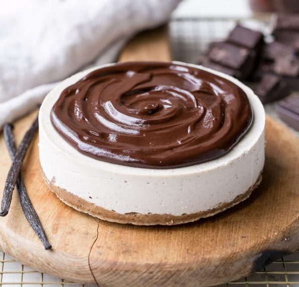 findingvegan's tweet image. No-Bake Vanilla Bean Cheesecake with Chocolate Ganache findingvegan.com/no-bake-vanill… by @bakeritablog