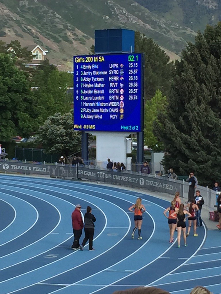 RunningBengals's tweet photo. Jordan and Laura qualify for finals at State track in the 200 m @bengalsbhs https://t.co/bkwkkjgzGe