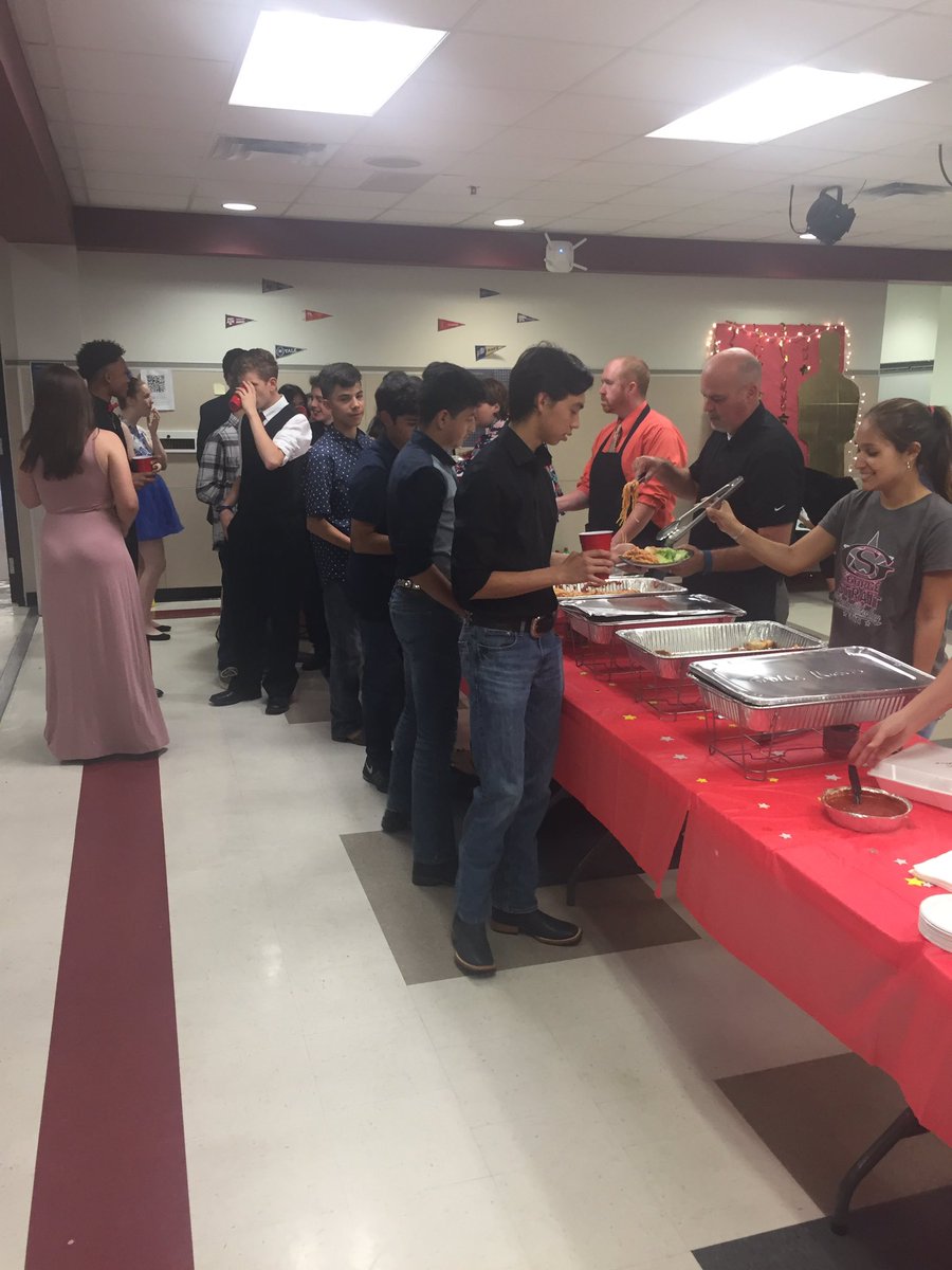 According2Dack's tweet photo. 8th grade formal going down @DeLayMS celebrating our leaders!!! @bakerjf_nytx #DeLayU https://t.co/Dfywf3Bz91