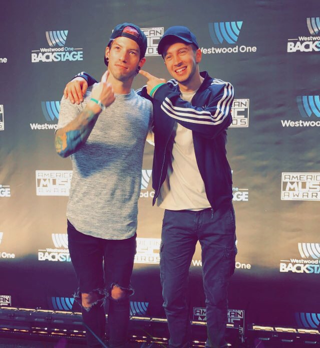 TopVotingAwards's tweet image. she tweeted her hashtag ten times in one hour lmao rt to keep tøp in the lead !! 

#topBBMAs