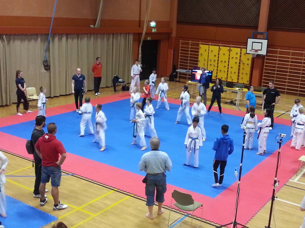 tsusiluoto's tweet photo. Kisapäivä alkamassa #HTKD ottelujoukkueen aamuveryttely Ikaalisten #Taekwondo kisat 2017 https://t.co/8PXUJFP7aD