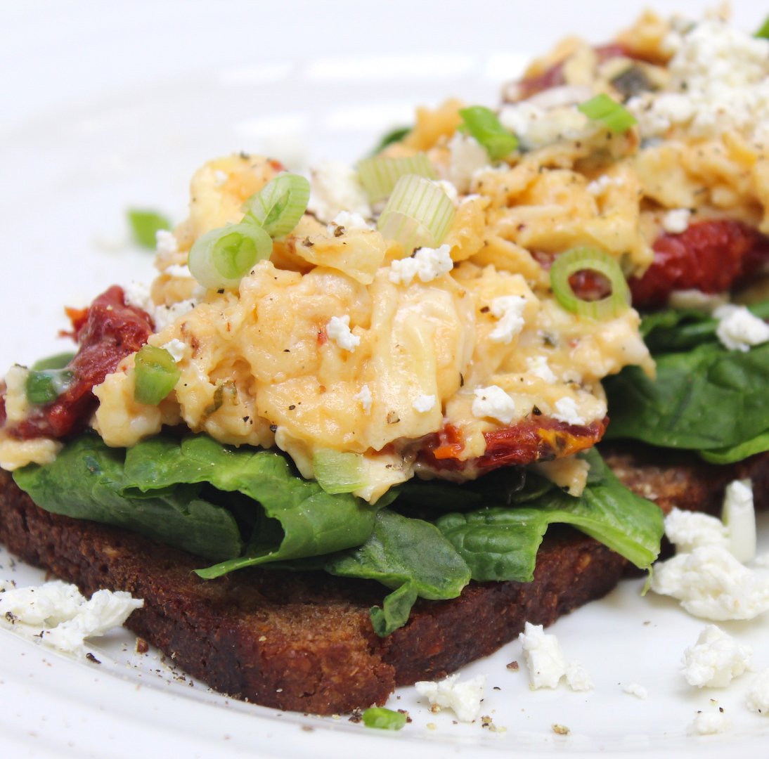GHOFitness's tweet photo. This is the perfect brunch set up. Toasted rye bread, topped with spinach, scrambled eggs, sun-dried tomatoes and feta! Delicious. #GHOGY https://t.co/CDjT8KHcty