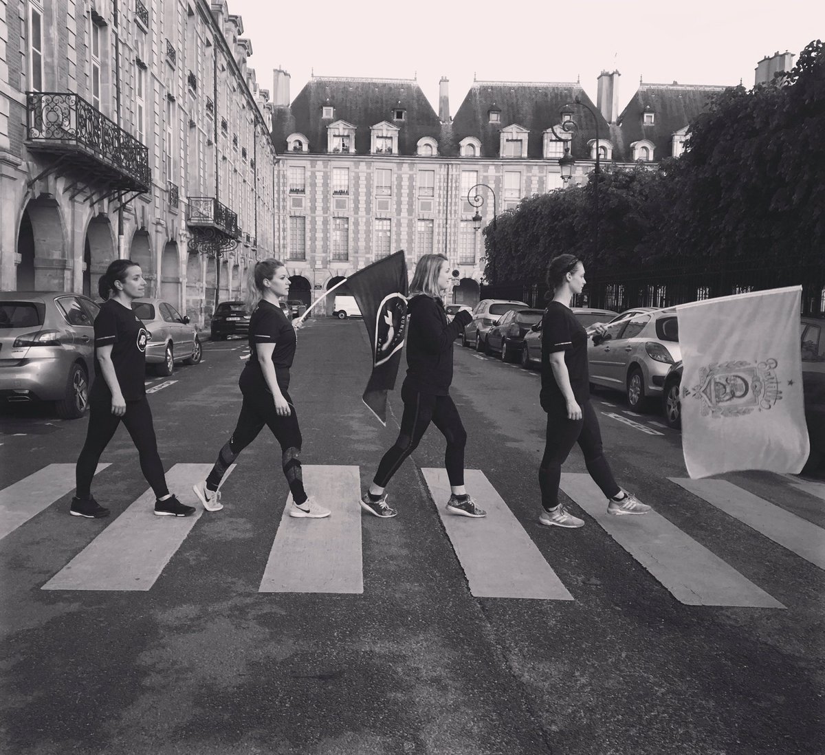 NaisLOPRESTI's tweet photo. Si les Beatles étaient quatre meufs &amp;@AR_Bastille &amp; qu'elles étaient passées Place des Vosges #WhyIRunBastille #24hstreetrace https://t.co/uVsaigQtEG