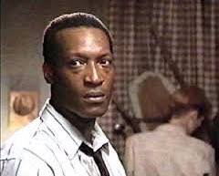 넷플릭스에 업데이트 된 살아있는 시체들의 밤 1990년 리메이크에는 이후 클라이브 바커 원작 영화 '캔디맨'에 출연해 유명해지는 젊은 토니 토드가...