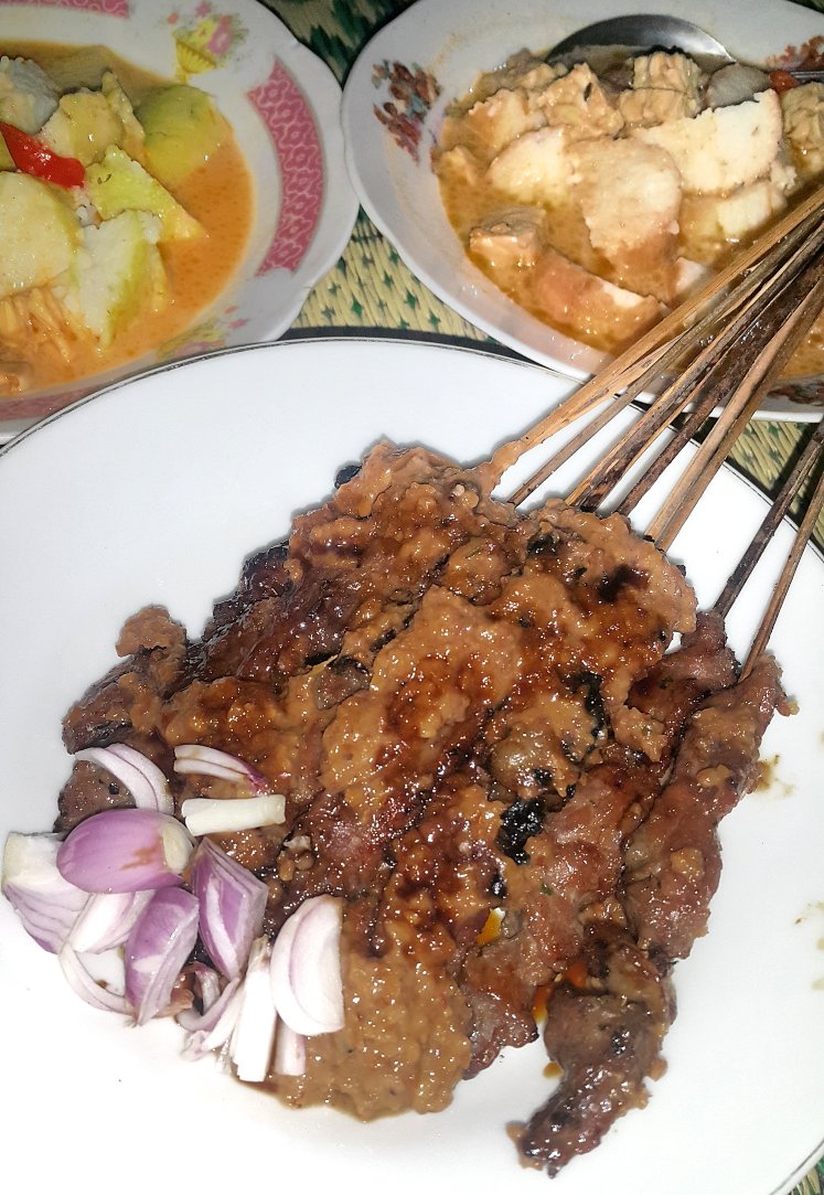 Malam Minggu enaknya dinner Sate Sapi Lontong Sayur di Lapangan Karang #Kotagede...,last order jam 22.00 wib....👌👌