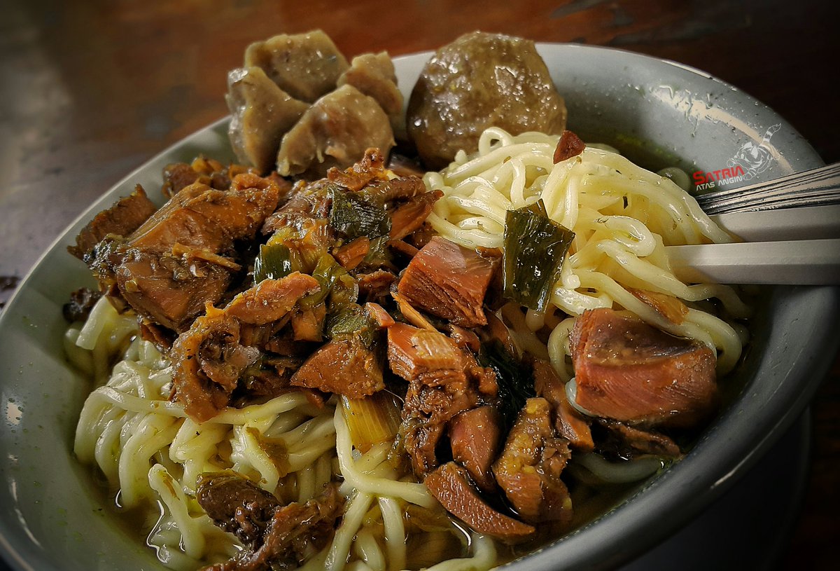 Mie Ayam Bakso "Idola" Pak Tikno Jl. Solo dekat bandara. Areanya luas banget jadi makan lebih leluasa 👌👌